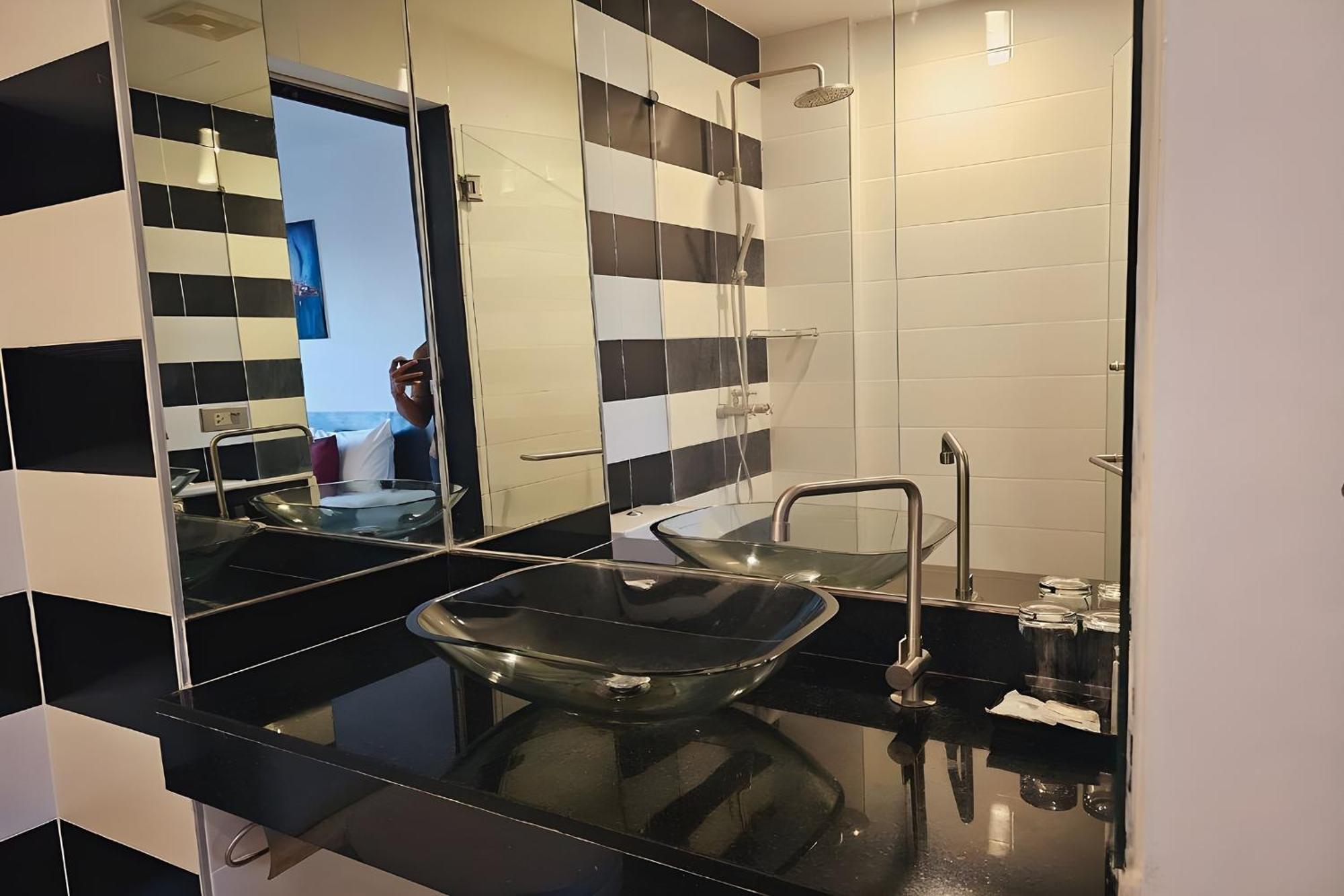 One World One Home Naiharn Hotel Rawai Екстериор снимка