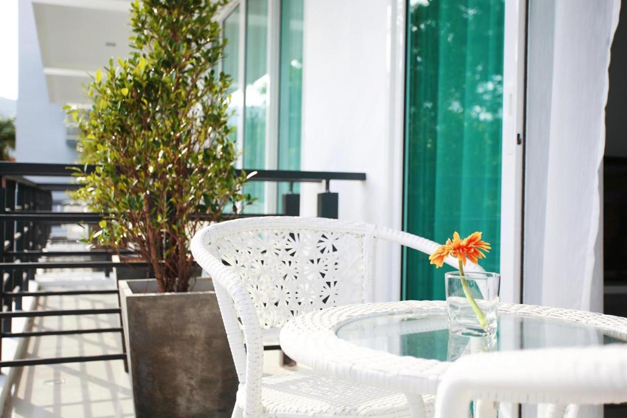 One World One Home Naiharn Hotel Rawai Екстериор снимка