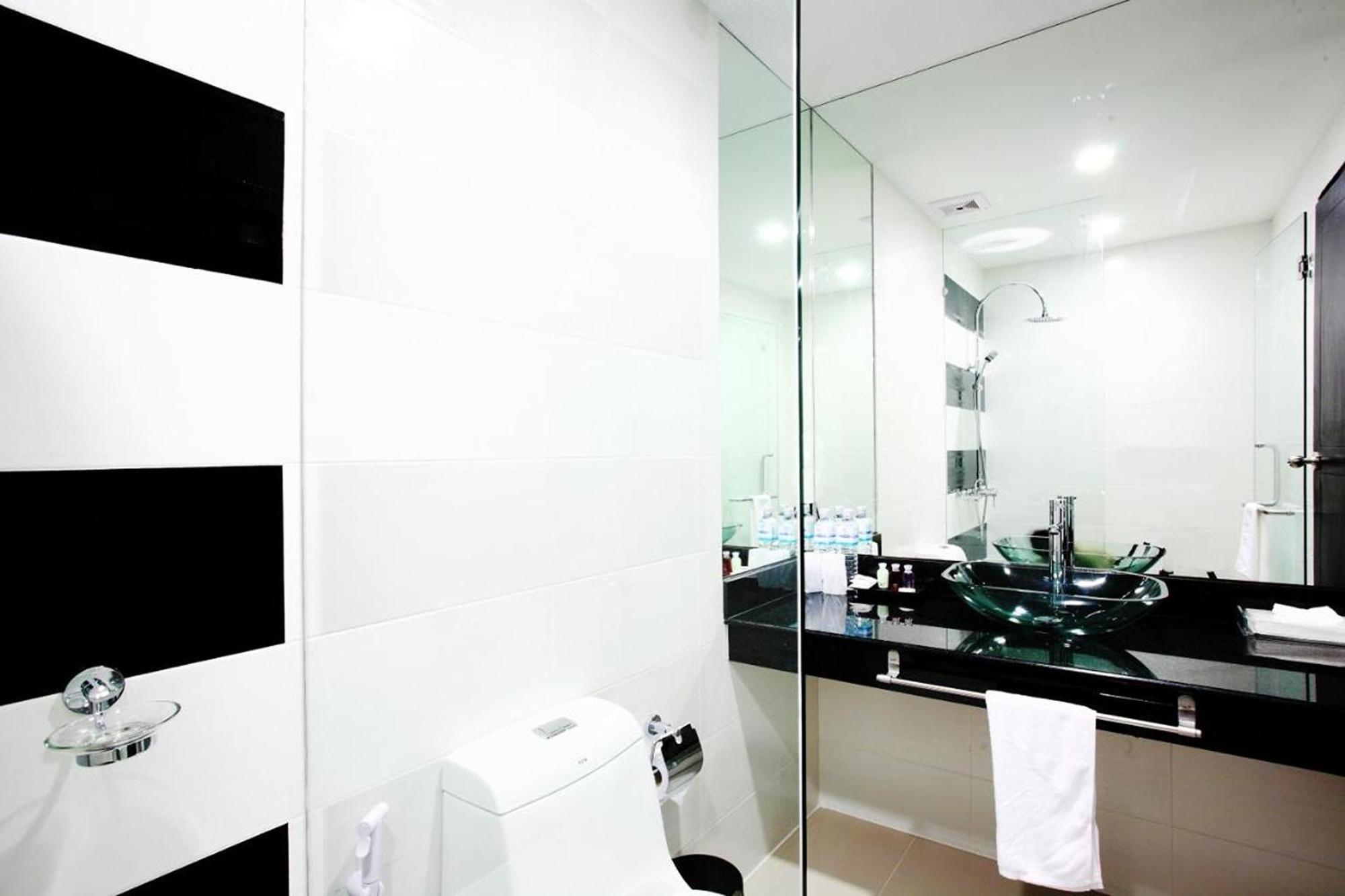 One World One Home Naiharn Hotel Rawai Екстериор снимка