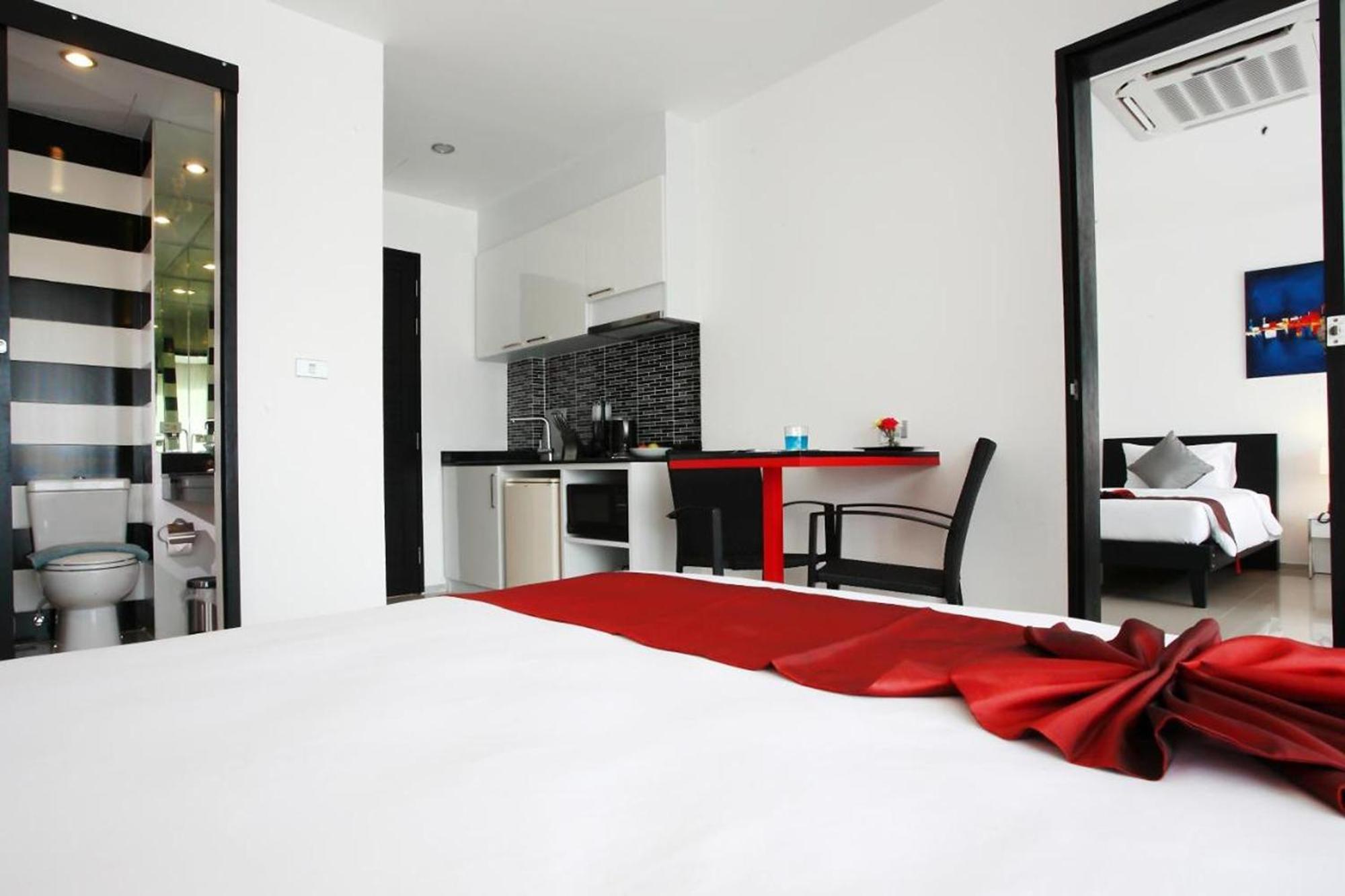 One World One Home Naiharn Hotel Rawai Екстериор снимка