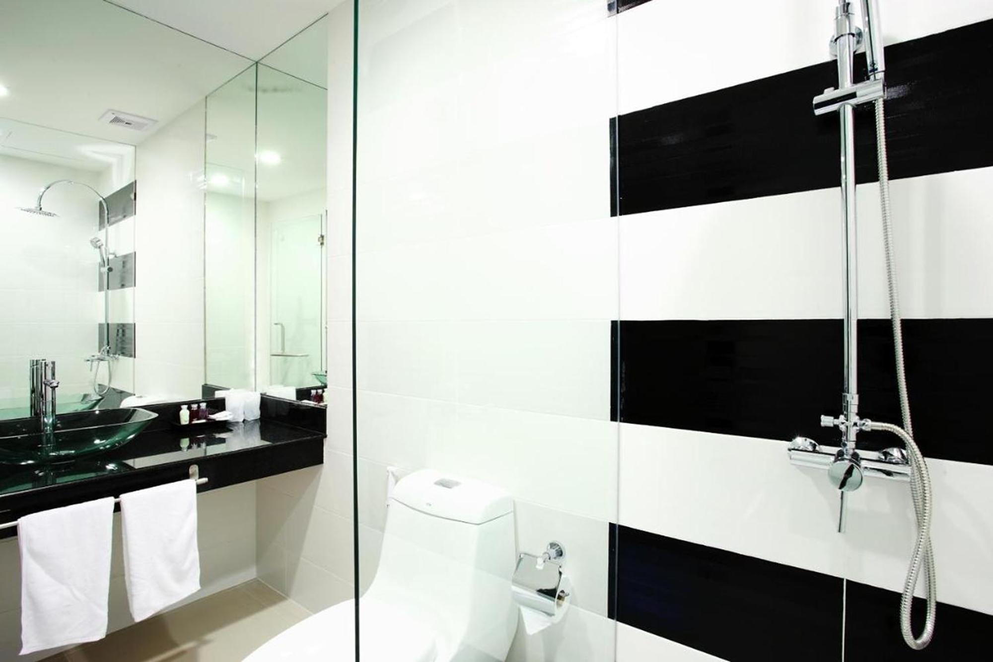 One World One Home Naiharn Hotel Rawai Екстериор снимка